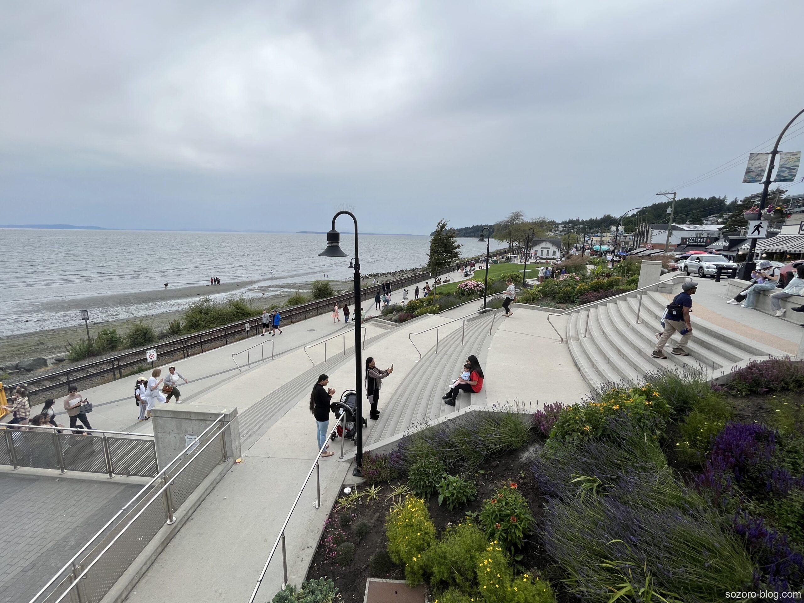 海を臨む階段