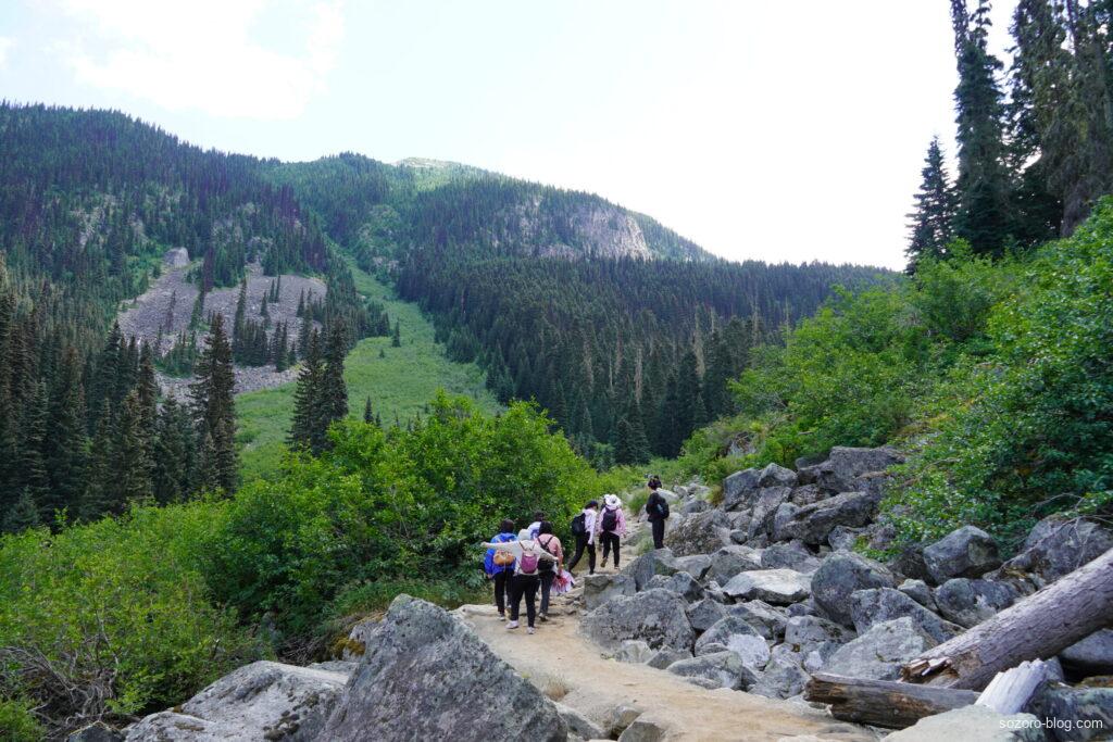 舗装された登山道