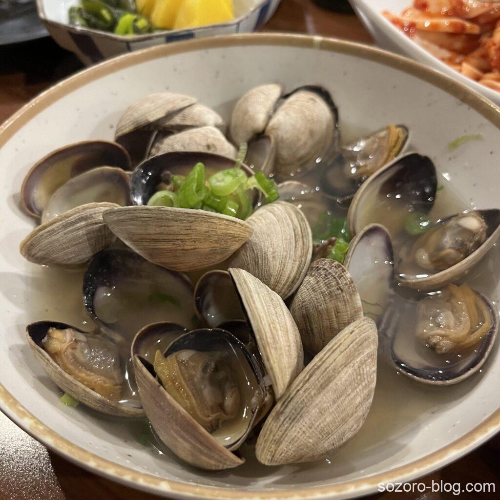 カナダのバンクーバーの飲食店大漁市場のあさりの酒蒸し