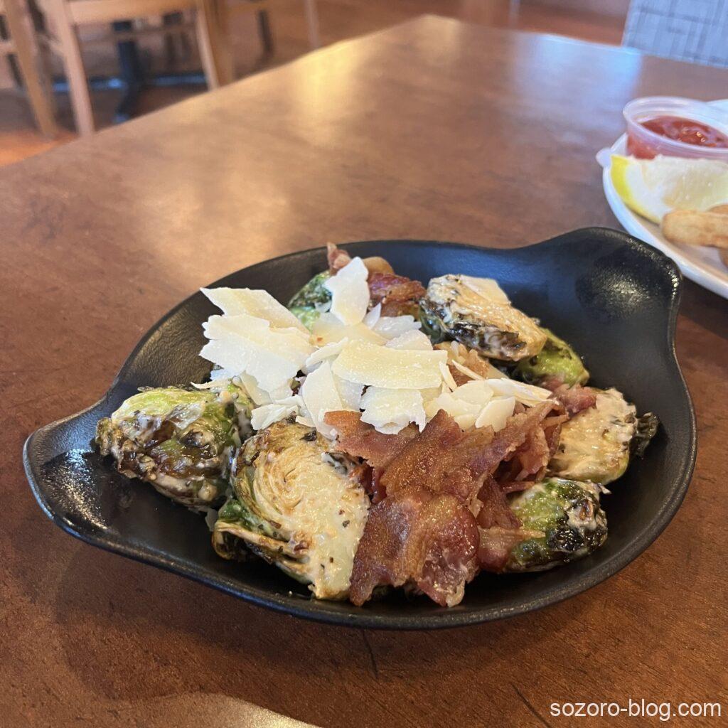 カナダのバンクーバーの飲食店ホワイトスポットの芽キャベツのフリット